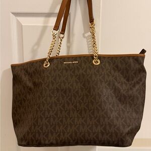 Michael Kors Jet Set Chain-Brown
MONO MK Tote gold bag